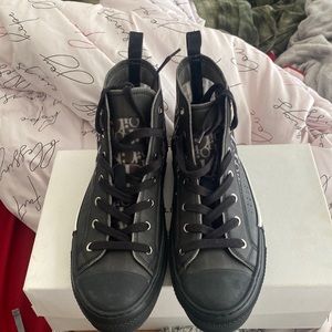 **AUTHENTIC DIOR B23 MEN SNEAKER*** *** STILL IN STORES*** LIKE NEW***